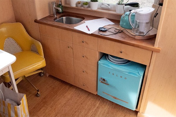 Mini refrigerator powered by battery storage system