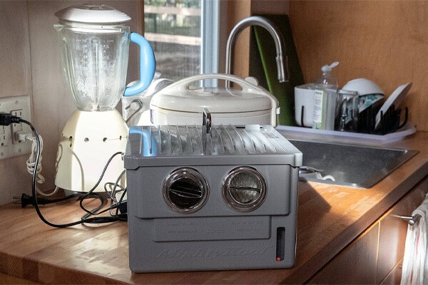 Kitchen appliances powered by a battery storage system